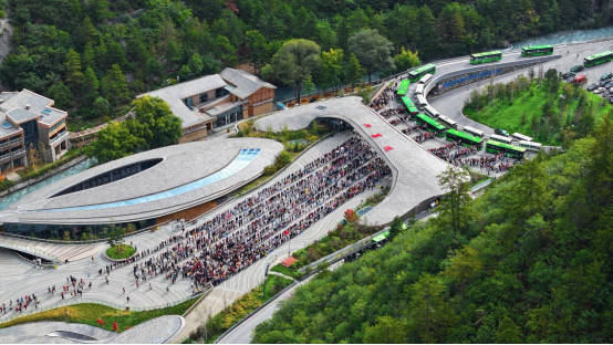 九寨沟：满山彩林如画 美景宛若人间仙境