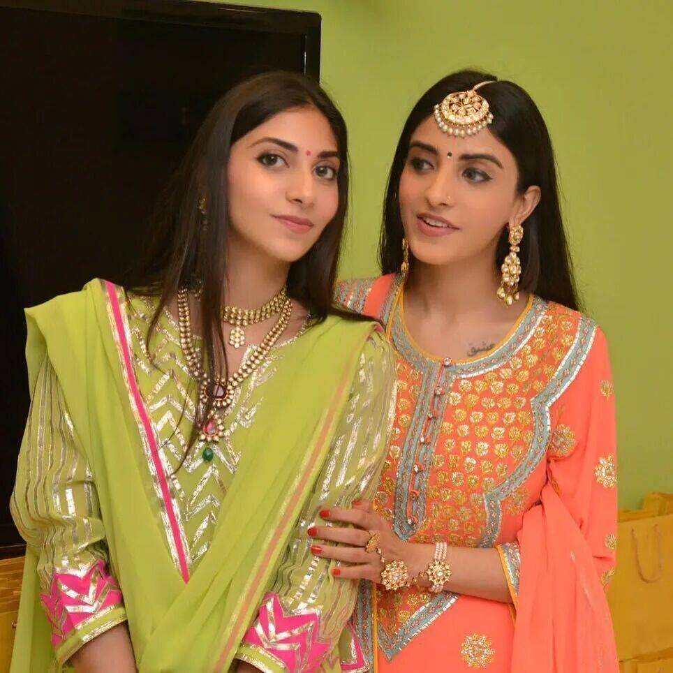 爱马仕当“头饰”,香奈儿挂满身,这对“神秘姐妹”是谁?