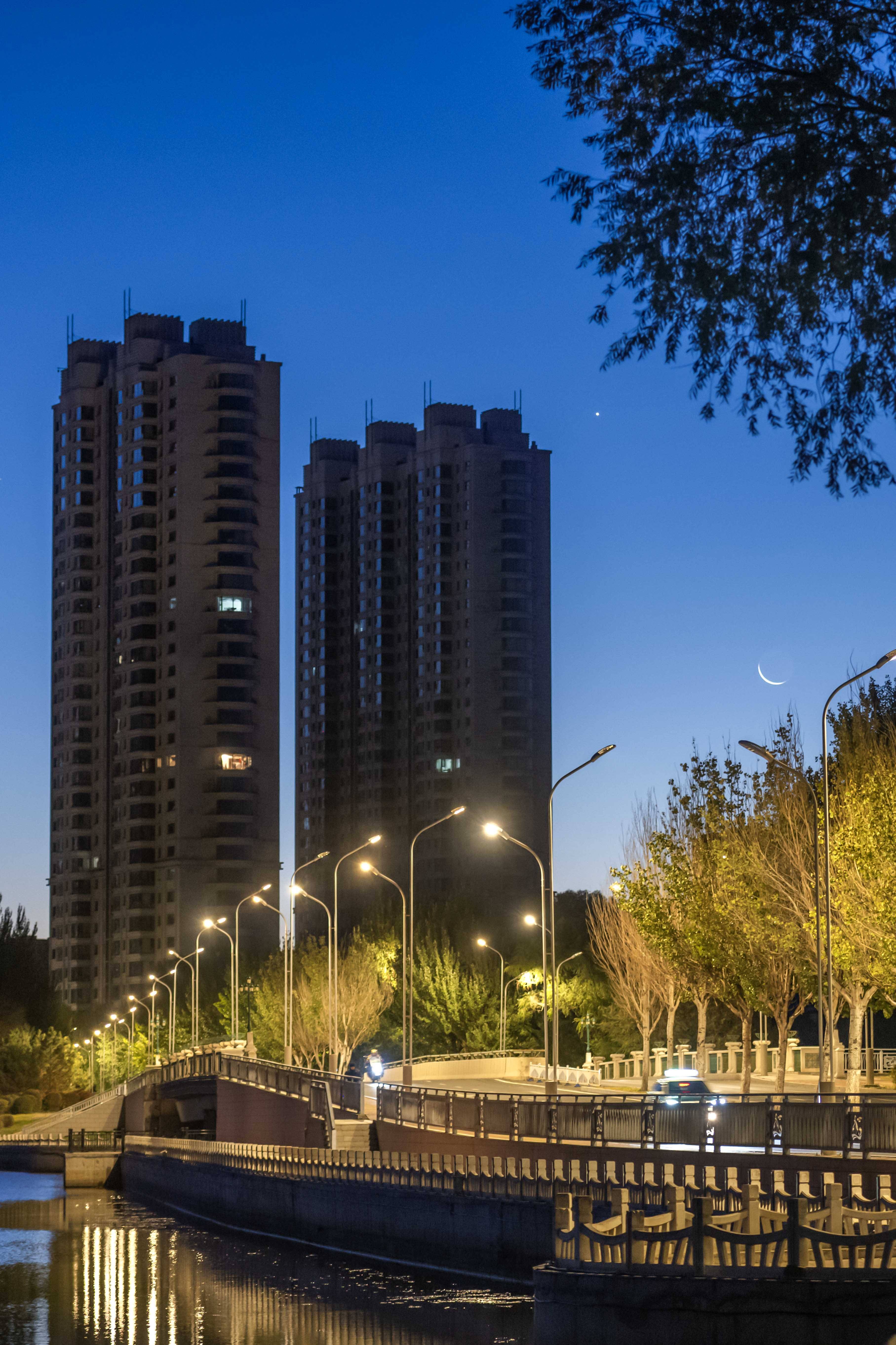 星空相册｜启明星伴月现身天宇#