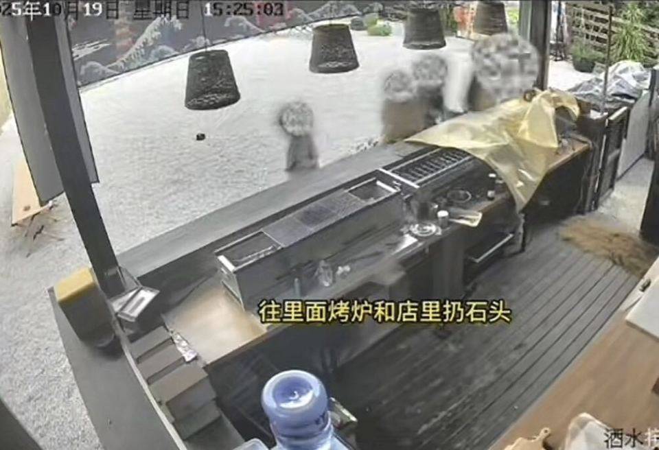 成都一烧鸟店遭“熊孩子”闯入破坏：丢弃调料、往烤炉里扔石头、将桌椅搬走