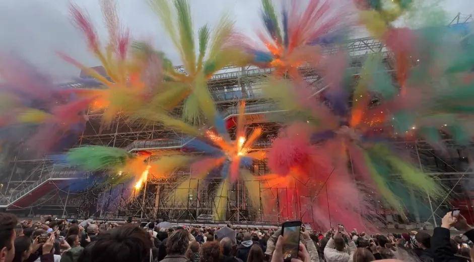 蔡国强在法国巴黎再现烟花秀