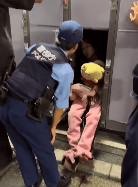 日本一女子钻街头寄存柜睡觉，睡衣玩偶拖鞋装备齐全