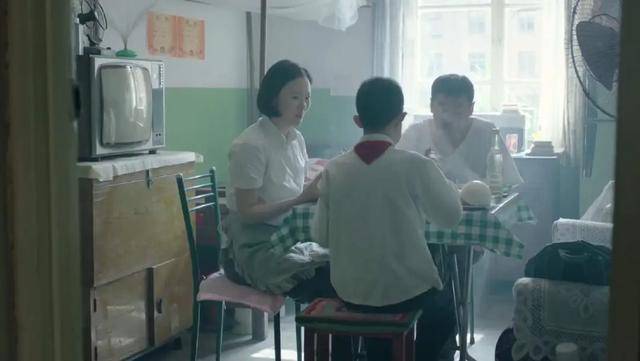 年代剧的墙，为什么都是上白下绿？