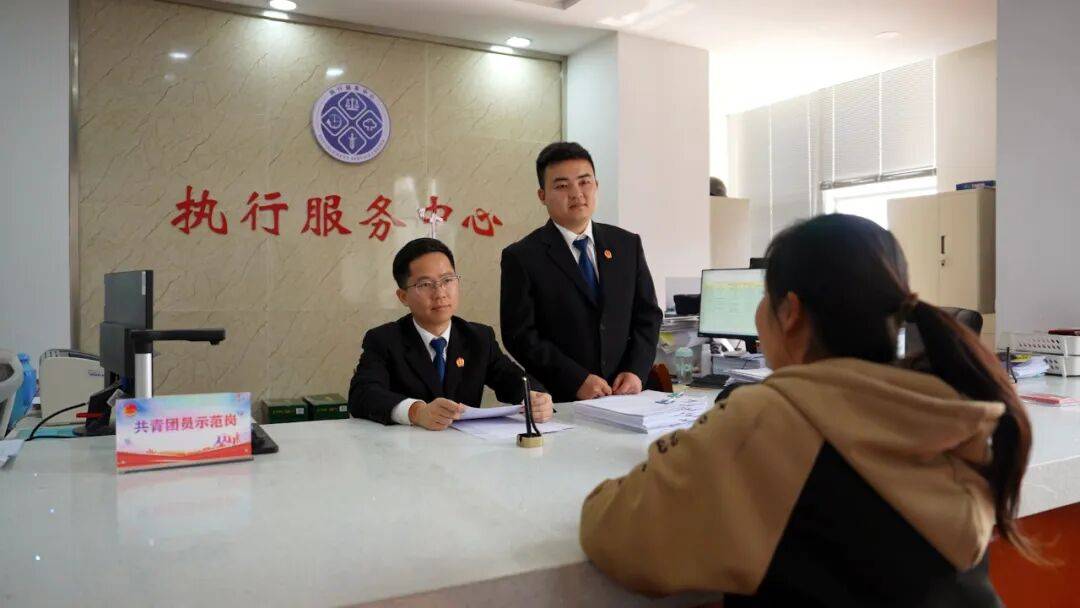 为了帮她还债,法官们直播卖螃蟹